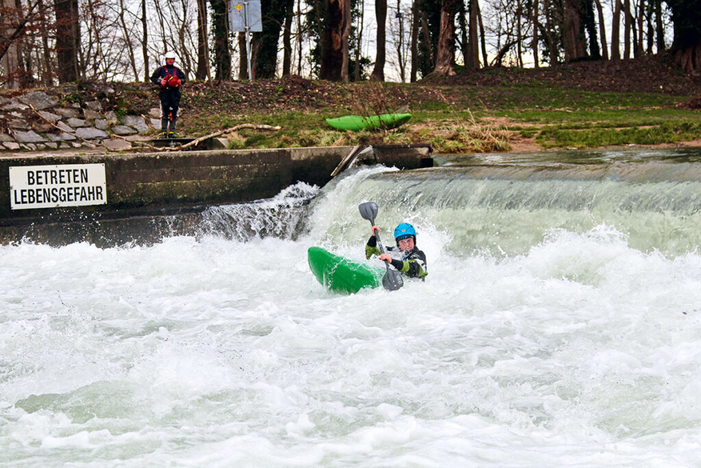 Paddler in einer Wehr