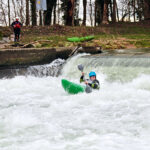 Paddler in einer Wehr