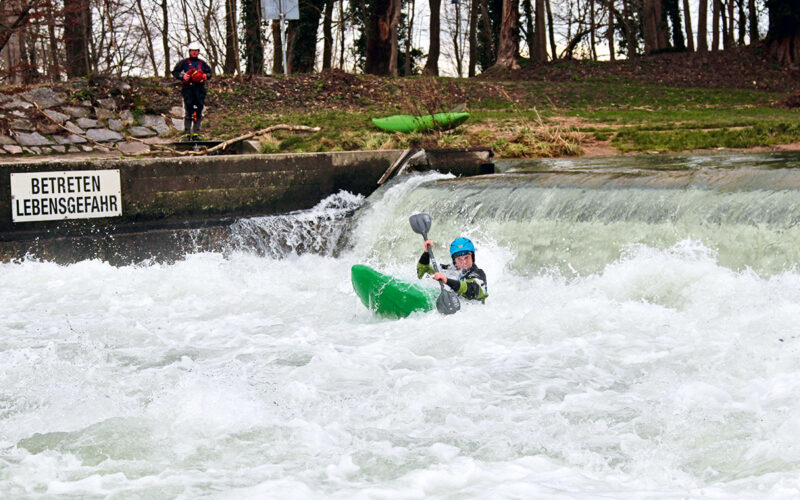 Paddler in einer Wehr