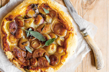 Zwiebel-Tarte-Tatin mit Salbeibutter – Einfaches Rezept für herzhafte Genussmomente