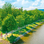 Radler am Kanal mit Schloss Hirschberg