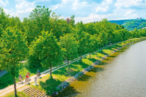 Radler am Kanal mit Schloss Hirschberg