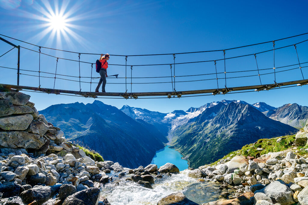 Andrea Strauß auf einer Hängebrücke über dem Zillertal