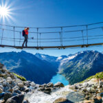 Andrea Strauß auf einer Hängebrücke über dem Zillertal