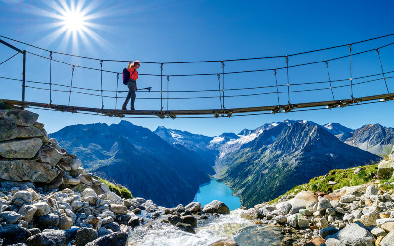 Andrea Strauß auf einer Hängebrücke über dem Zillertal