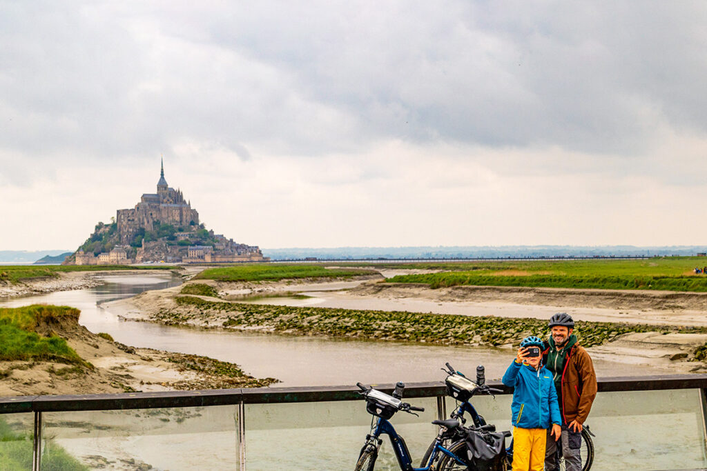 Bretagne Radweg vor dem Mont Saint Michel