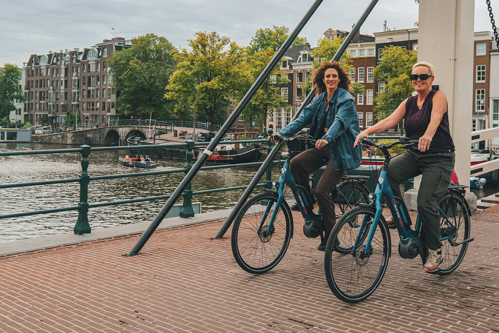 Radeln über die Magere Brug Brücke in Amsterdam