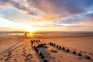 Camperin Sonnenuntergang am Atlantik