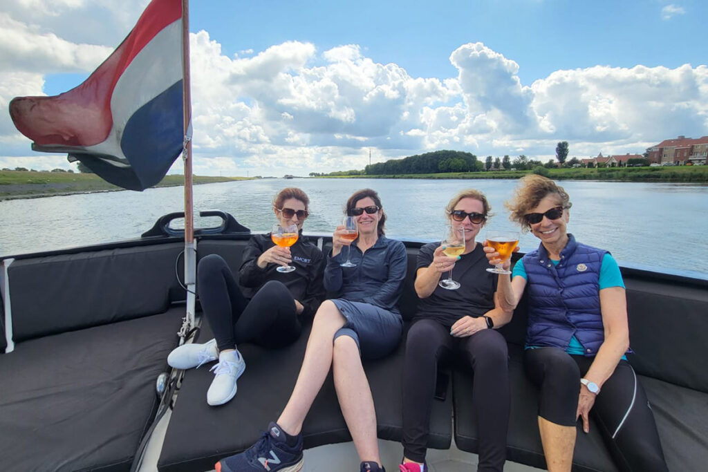 Entspannte Fahrt mit dem Schiff übers Meer