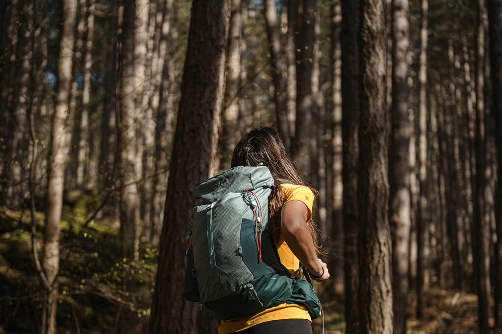 Frau mit Ferrino Backpack im Wald