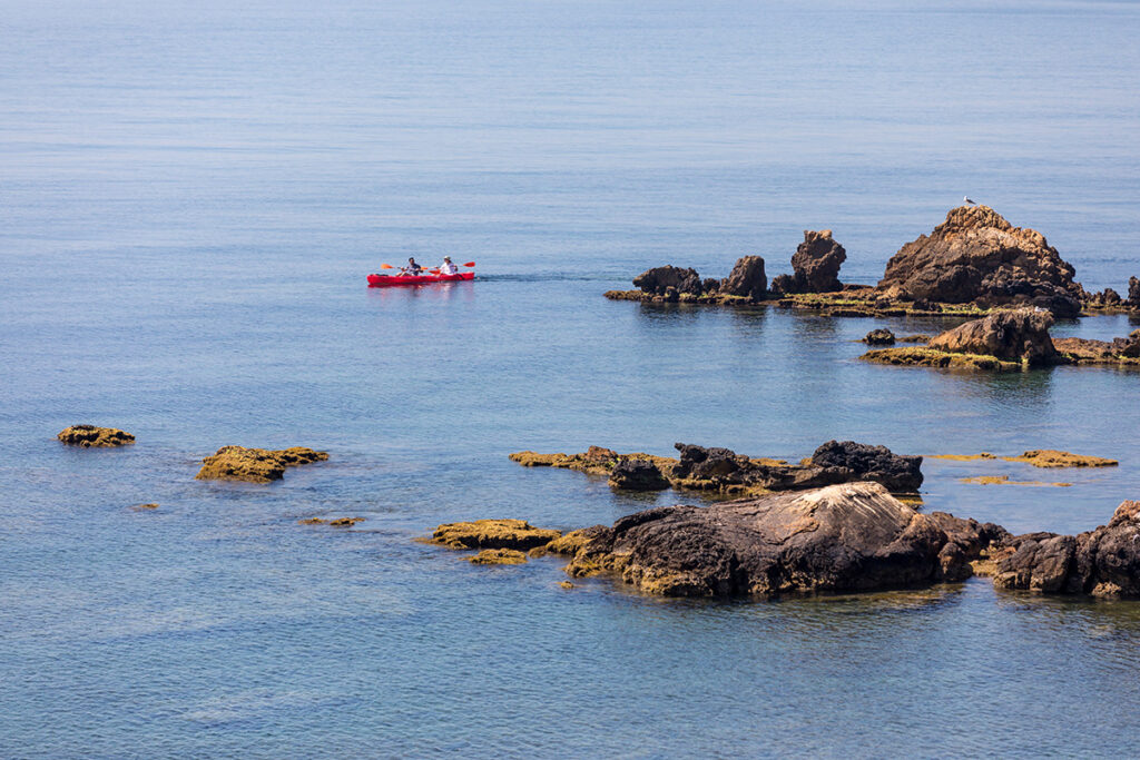 Kajakfahrer vor der Isla de Tabarca in der Region Valencia beim Paddeln auf dem Mittelmeer
