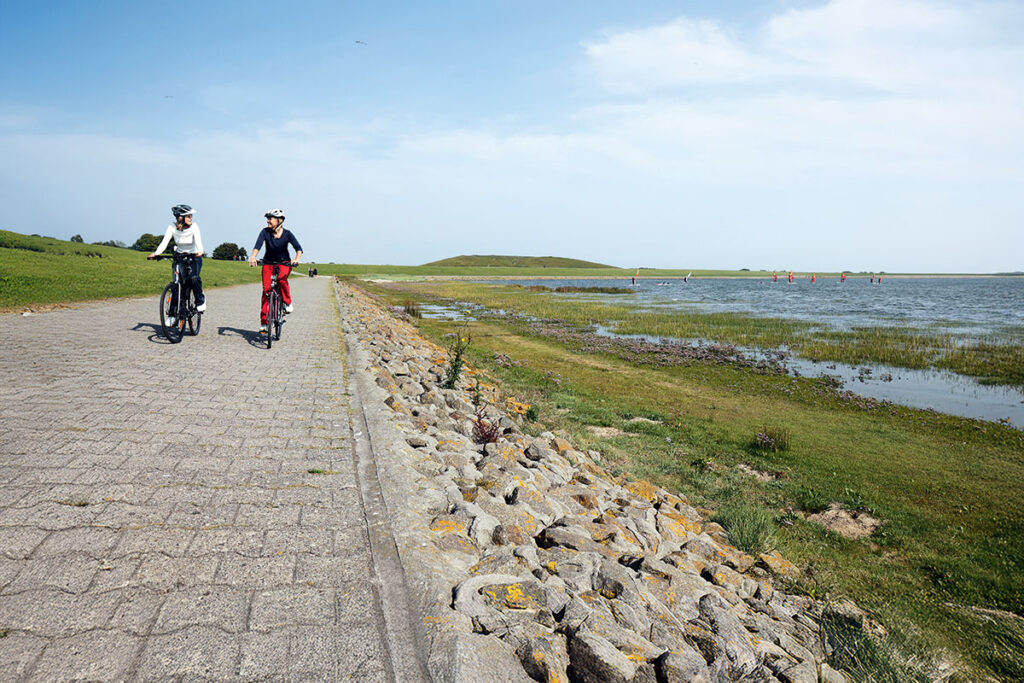 Radler auf dem Damm in Norderney