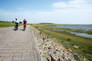Radler auf dem Damm in Norderney