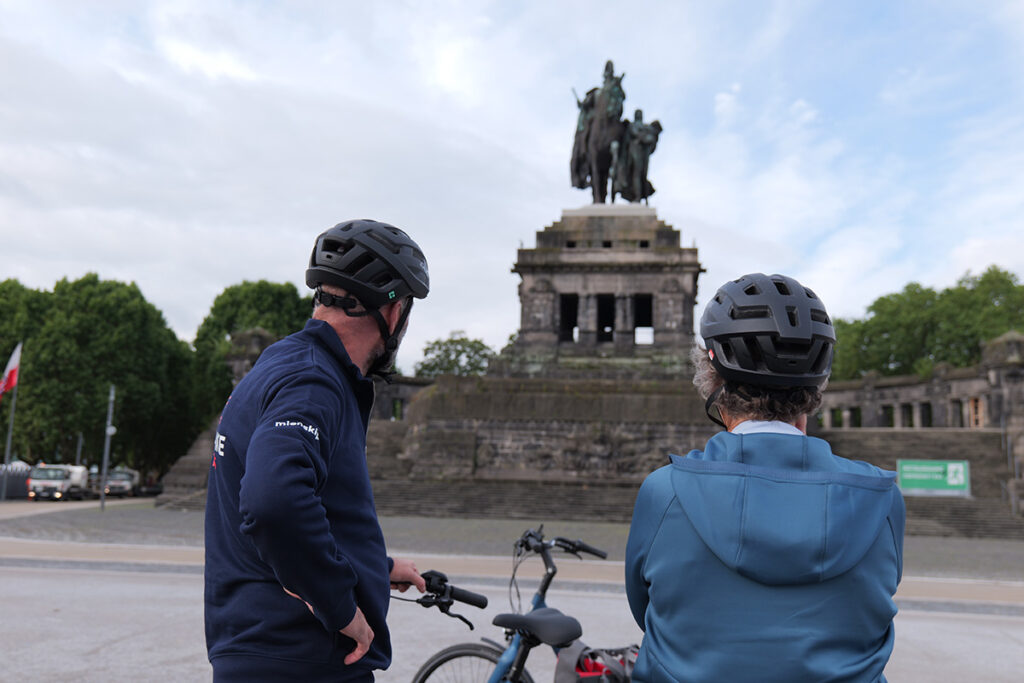 Fahrradfahrer am Koblenz Monument