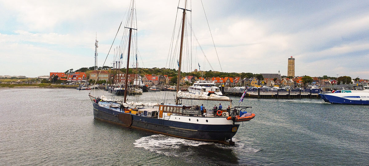 Rad und Schiffreisen Schiff auf dem Meer im Herbst