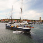 Rad und Schiffreisen Schiff auf dem Meer im Herbst