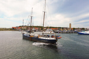 Rad und Schiffreisen Schiff auf dem Meer im Herbst