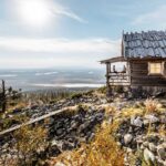 Gravelbiker rasten an einer Hütte in Finnland