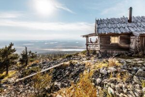 Gravelbiker rasten an einer Hütte in Finnland