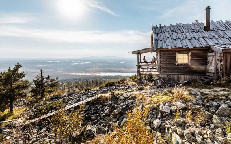 Gravelbiker rasten an einer Hütte in Finnland