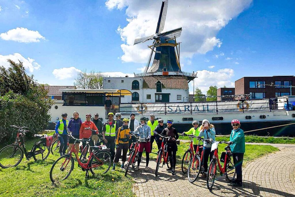 Radfahrer vorm Schiff in Holland