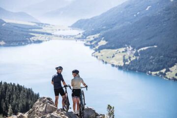 Reschensee: Graveln zwischen Wasser und Bergkulisse