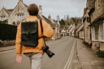 Spätsommer in der Stadt: Reiseziele, Outfits und praktische Begleiter