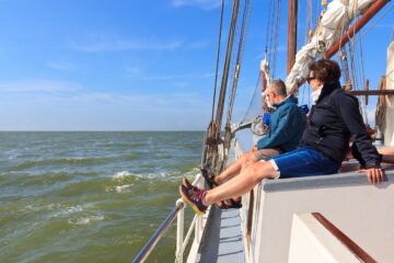 Zwischen Wind und Wasser: Mit Rad und Segelschiff durch die Niederlande